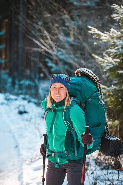 Kobieta Plecakiem Rakietami Śnieżnymi Górach Zimowych Podróż Malowniczych Miejsc Portret — Zdjęcie stockowe