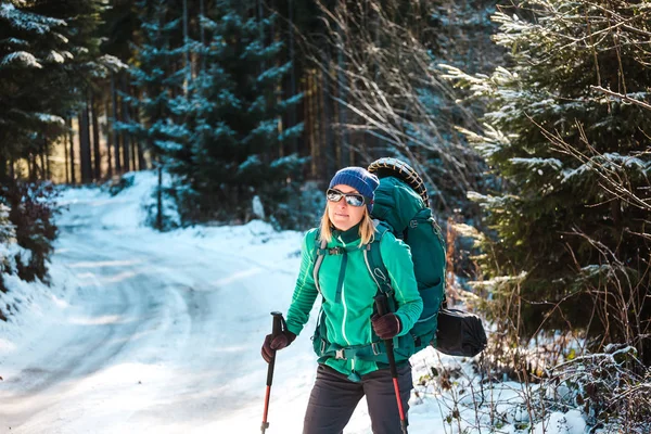 Femme Avec Sac Dos Raquettes Dans Les Montagnes Hiver Voyage — Photo