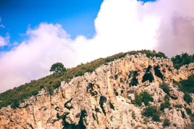 Dağ manzarası gökyüzü. Dağ köyü. Türk manzara.