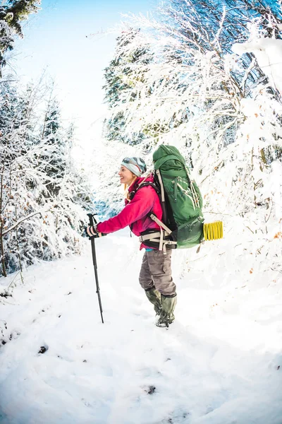 Mujer Con Mochila Raquetas Nieve Las Montañas Invierno Viaja Lugares — Foto de Stock