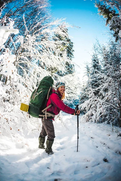 Vrouw Met Rugzak Sneeuwschoenen Winterbergen Reis Naar Schilderachtige Plaatsen Blond — Stockfoto