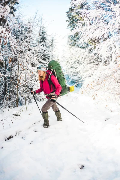 Žena Batohem Sněžnicemi Zimních Horách Cestování Malebná Místa Portrét Blondýny — Stock fotografie