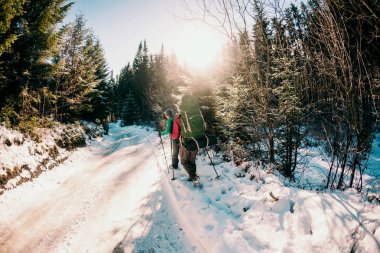İki yolcu yaklaşıyor. Kız arkadaşlar kış ormanında. Kış yürüyüşünde sırt çantalı ve sırıklı iki kadın. Arkadaşlar karla kaplı yolda yürürler. Dağlarda kızlar.
