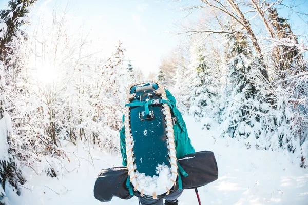 Mujer Con Mochila Raquetas Nieve Las Montañas Invierno Viaja Lugares —  Fotos de Stock