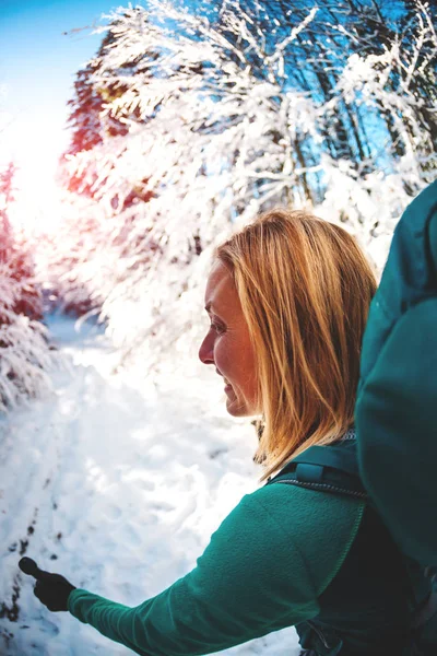 Kobieta Plecakiem Górach Zimą Podróż Malowniczych Miejsc Portret Blondynką Kije — Zdjęcie stockowe