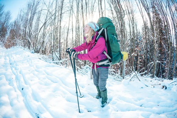 Una Donna Escursione Invernale Una Ragazza Con Bastoncini Trekking Zaino — Foto Stock