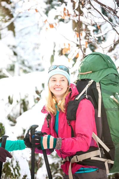 Frau Mit Rucksack Und Schneeschuhen Den Winterbergen Reisen Sie Landschaftlich — Stockfoto