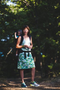 Çocuk ailesiyle birlikte seyahat.