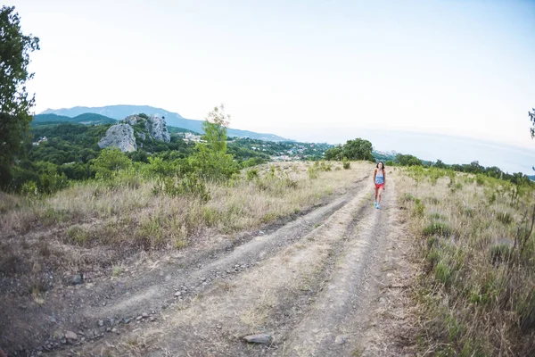 Ορεινή Πεζοπορία Μια Γυναίκα Ταξιδεύει Ένα Σακίδιο Κοπέλα Ανέβηκε Στην — Φωτογραφία Αρχείου