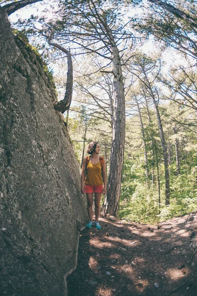 Fille Marche Dans Forêt Une Jeune Femme Avec Sac Dos — Photo