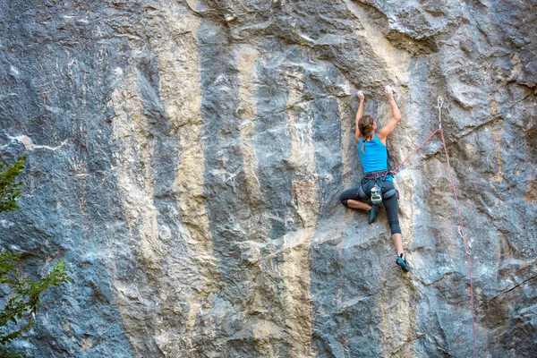 Bir Kadın Rock Tırmanıyor Bir Ince Kız Zor Bir Tırmanış — Stok fotoğraf