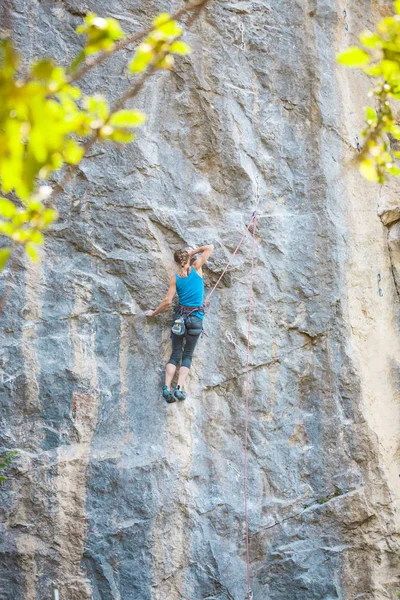 Rapariga Sobe Rocha Alpinista Está Treinando Para Escalar Rocha Atleta — Fotografia de Stock