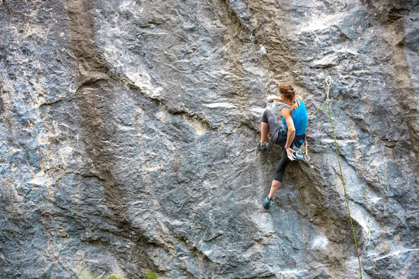 登山者正在训练攀登岩石 坚强的女孩克服了艰难的攀登路线 积极的生活方式 极端的爱好 女人在大自然中参加体育运动 — 图库照片