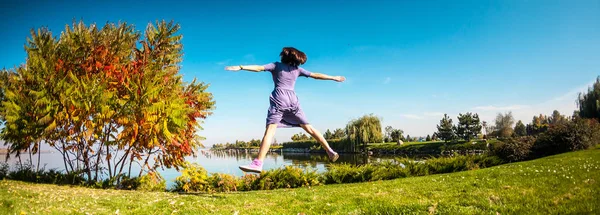 Uma Rapariga Vestido Atravessa Prado Verde Uma Mulher Andar Parque — Fotografia de Stock