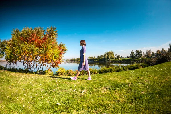 Slanke Meisje Wandelen Langs Rivier Een Vrouw Een Jurk Lopen — Stockfoto