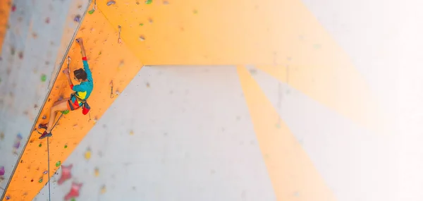 Treino Ginásio Escalada Cidade Uma Mulher Forte Sobe Uma Rota — Fotografia de Stock