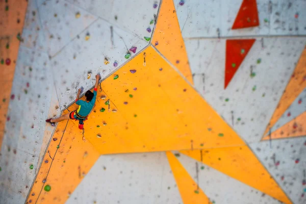 Climber Trains Artificial Relief Woman Climbs Climbing Route Street Climbing — Stock Photo, Image