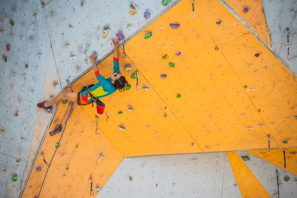 Grimpeur Entraîne Sur Relief Artificiel Une Femme Grimpe Chemin Escalade — Photo