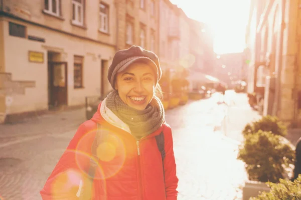 Frau Auf Einer Straße Der Stadt Lächelndes Mädchen Geht Durch — Stockfoto