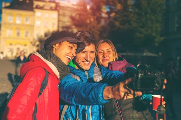 Друзів Взяти Selfie Троє Друзів Прогулянки Красивим Інтер Єром Подорож — стокове фото