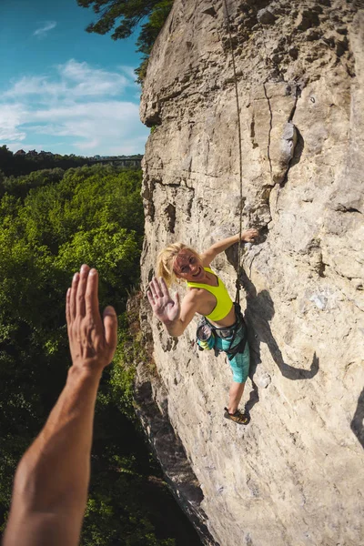 Chica Sube Roca Una Mujer Dedica Aptitud Naturaleza Escalador Cinco —  Fotos de Stock