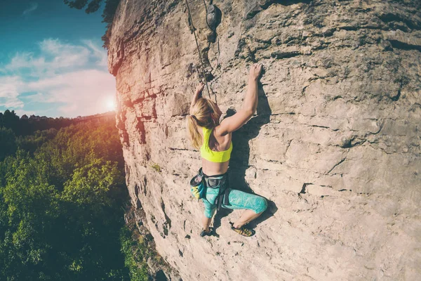 Flickan Klättrar Rock Kvinna Engagerad Fitness Naturen Extrem Sport Klättra — Stockfoto