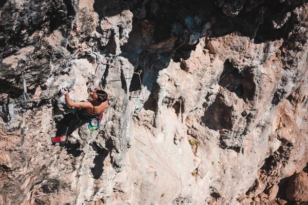 Una Mujer Sube Roca Atleta Entrena Relieve Natural Escalada Roca — Foto de Stock