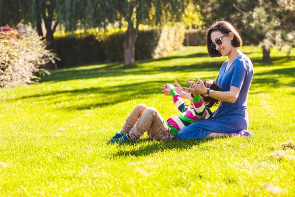 Chico Con Madre Está Sentado Hierba Verde Niño Camina Parque — Foto de Stock