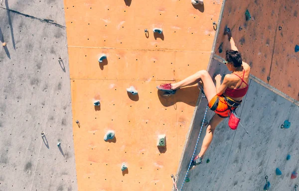 Тренування Міському Тренажерному Залі Сильна Жінка Піднімається Альпіністський Маршрут Штучній — стокове фото