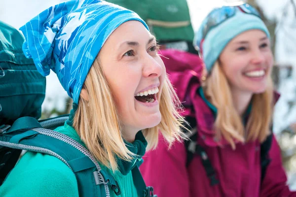 Zwei Lächelnde Frauen Bei Einer Winterwanderung Freundinnen Mit Trekkingstöcken Sind — Stockfoto