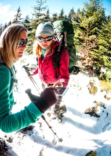 Telefona Iki Turist Bakıyor Arkadaş Birlikte Seyahat Eder Kış Dağlarında — Stok fotoğraf