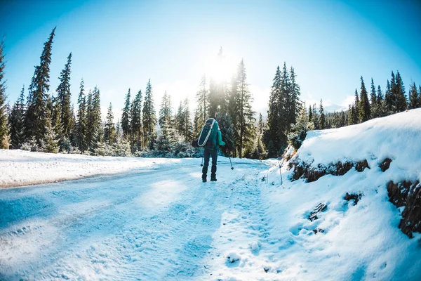 Mulher Com Mochila Sapatos Neve Nas Montanhas Inverno Viaje Para — Fotografia de Stock