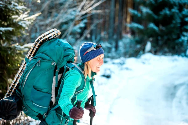 Vrouw Met Rugzak Sneeuwschoenen Winterbergen Reis Naar Schilderachtige Plaatsen Portret — Stockfoto