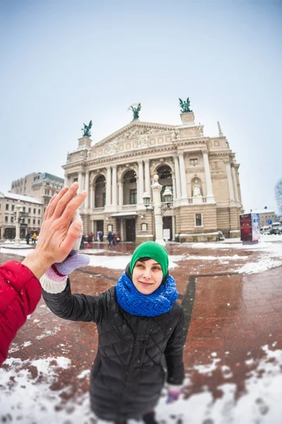 Podróżujesz Miast Europejskich Miast Kobiety Dziewczyna Daje Pięć Znajomego Turystycznych — Zdjęcie stockowe