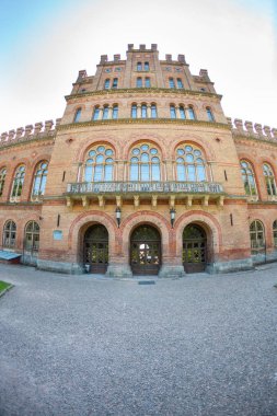 Chernivtsi Ulusal Üniversitesi. Ukrayna'da Eğitim. Güzel eski bina. Chernivtsi görülecek. Tarihi bina. Balık gözü lens.