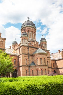 Chernivtsi National University yakınındaki Hıristiyan Kilisesi. Ukrayna'da Eğitim. Bulutlu gökyüzü arka plan üzerinde güzel eski bina. Chernivtsi görülecek. Tarihi bina.