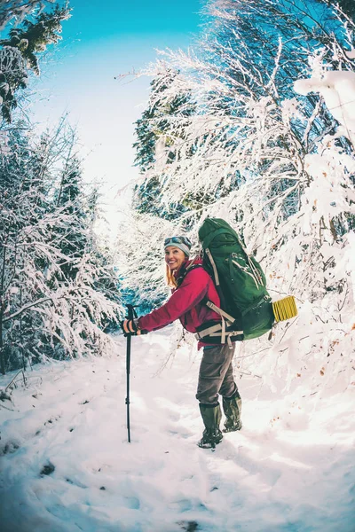 Žena Batohem Sněžnicemi Zimních Horách Cestování Malebná Místa Blondýna Trekkingovými — Stock fotografie