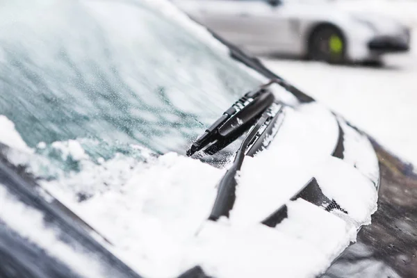 Pokryte Śniegiem Ciemny Samochód Zaparkowany Pojazd Bliska Maszyna Jest Pokryta — Zdjęcie stockowe