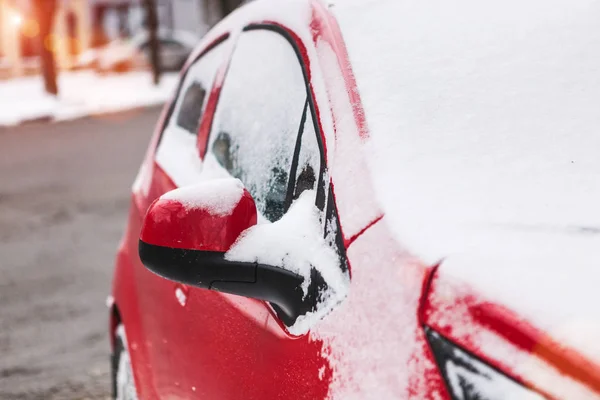 Coche Rojo Cubierto Nieve Vehículo Aparcado Cerca Máquina Está Cubierta —  Fotos de Stock