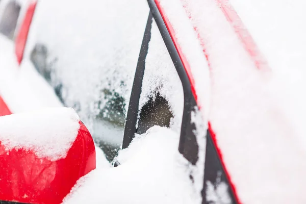Coche Rojo Cubierto Nieve Vehículo Aparcado Cerca Máquina Está Cubierta —  Fotos de Stock