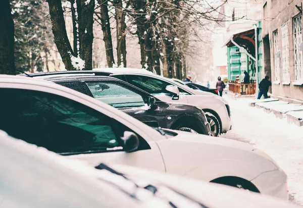 Zimowy Parking Śnieżna Ulica Zaparkowane Samochody Pojazdy Linii Bocznej — Zdjęcie stockowe