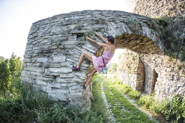 Ruha Hegymászás Téglafal Lány Felmászik Egy Kerítés Hegymászó Város Egy — Stock Fotó