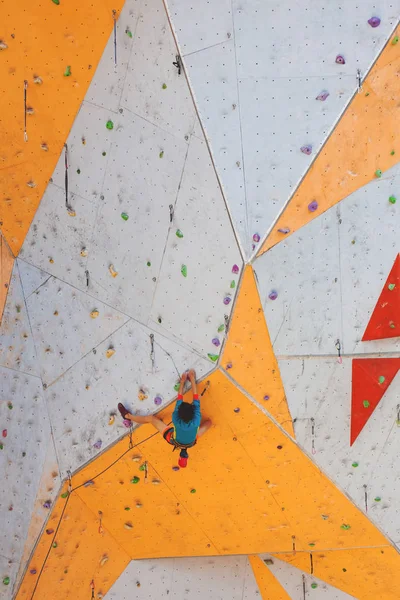 Der Bergsteiger Trainiert Auf Einem Künstlichen Relief Eine Frau Klettert — Stockfoto