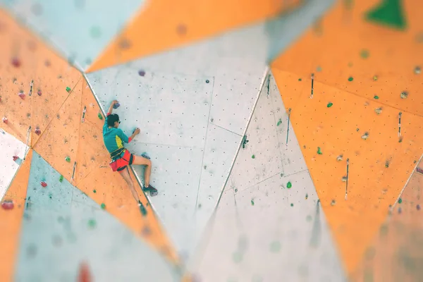 Allenamento Palestra Arrampicata Cittadina Una Donna Forte Arrampica Terreno Artificiale — Foto Stock