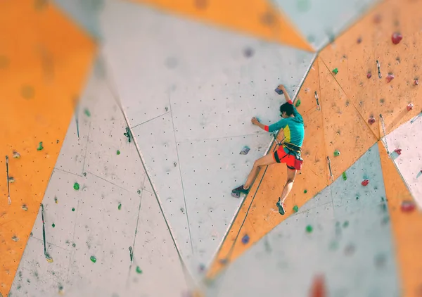 Escalador Entrena Relieve Artificial Una Mujer Sube Una Ruta Escalada — Foto de Stock