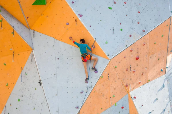 Альпініст Тренується Штучному Рельєфі Жінка Піднімається Скелелазіння Стіні Вулиці Навчання — стокове фото