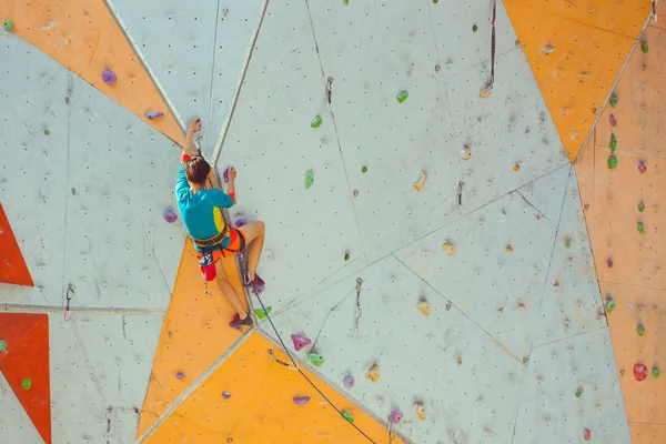 Arrampicatore Allena Rilievo Artificiale Una Donna Arrampica Una Parete Arrampicata — Foto Stock