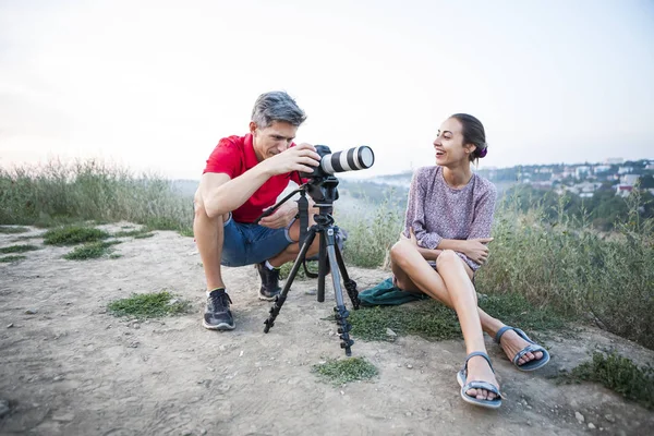 Fotoğrafçı Bir Güzel Kız Vuruyor Model Karşı Güzel Bir Manzara — Stok fotoğraf