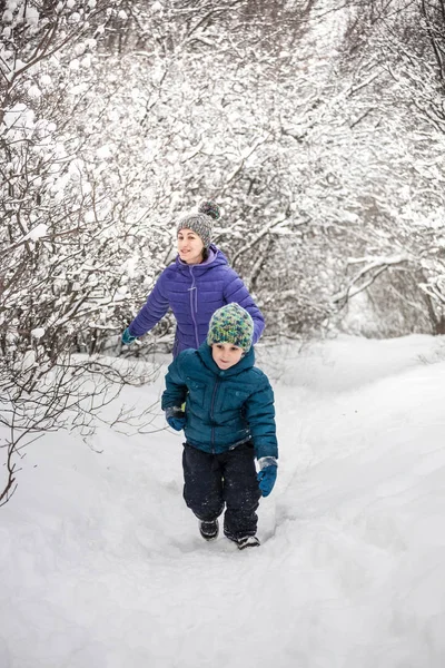 Garçon Enfuit Mère Sur Sentier Enneigé Garçon Marche Avec Mère — Photo