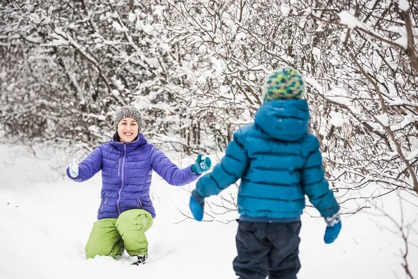 Gamin Embrasse Maman Garçon Avec Mère Promenade Hivernale Enfant Bonnet — Photo